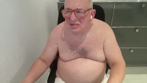 Snapshot of martin_1947 chatting on 10-30-25, 10:32 martin_1947 online show from 10-30-25, 10:32