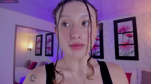 Snapshot of martina_adams chatting on 11-13-25, 12:04 mari online show from 11-13-25, 12:04