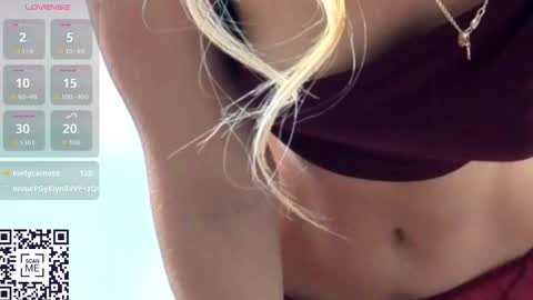 Snapshot of martina_isseee chatting on 11-19-25, 01:22 Martina online show from 11-19-25, 01:22