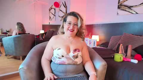 Martina Caicedo online show from 02-25-25, 09:53
