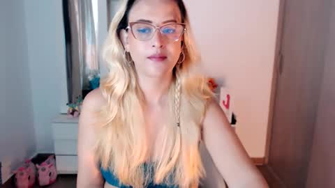 Snapshot of maryline_w chatting on 11-15-25, 02:57 maryline online show from 11-15-25, 02:57