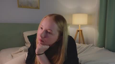 Laura online show from 12-05-25, 01:47