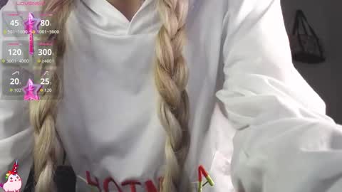 Snapshot of marylyrose chatting on 12-14-25, 01:33 maryly rose online show from 12-14-25, 01:33