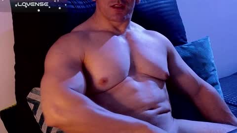 Snapshot of masked_bodybuilder chatting on 12-14-24, 05:58 masked_bodybuilder online show from 12-14-24, 05:58