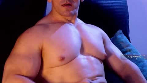 Snapshot of masked_bodybuilder chatting on 01-18-25, 08:09 masked_bodybuilder online show from 01-18-25, 08:09