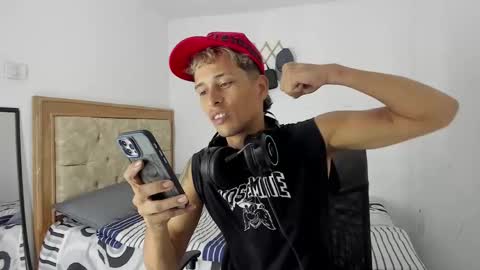 Snapshot of masteralda09 chatting on 10-11-25, 03:54 Alpha junior online show from 10-11-25, 03:54