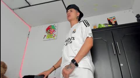 mateo_escobar online show from 11-04-25, 05:06