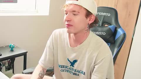 Snapshot of mathwx_ chatting on 10-25-25, 01:18 Alejandro Alex online show from 10-25-25, 01:18