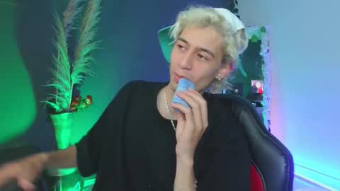 Snapshot of mattias_dantee chatting on 10-10-25, 04:11 mattias online show from 10-10-25, 04:11