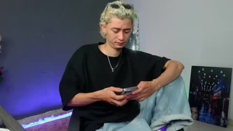 Snapshot of mattias_dantee chatting on 10-17-25, 12:08 mattias online show from 10-17-25, 12:08