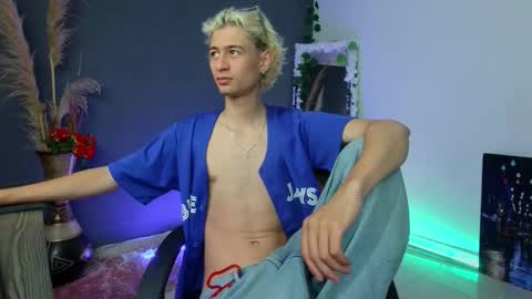 Snapshot of mattias_dantee chatting on 10-18-25, 12:17 mattias online show from 10-18-25, 12:17