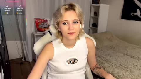 Snapshot of maudhendry chatting on 09-11-25, 05:46 Mia online show from 09-11-25, 05:46