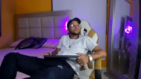 Snapshot of max_sexyhot26 chatting on 02-10-25, 05:36 max_sexyhot26 online show from 02-10-25, 05:36