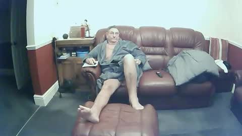 Snapshot of maxi_johnes chatting on 10-14-25, 10:32 MAX online show from 10-14-25, 10:32