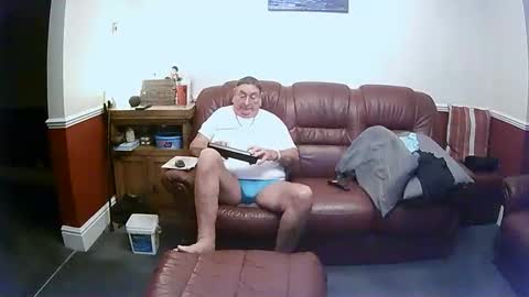 Snapshot of maxi_johnes chatting on 10-28-25, 11:18 MAX online show from 10-28-25, 11:18