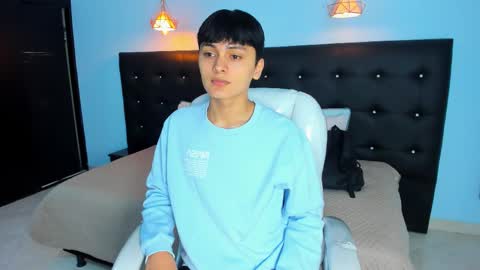 Snapshot of maxii18_ chatting on 10-20-25, 01:11 -- -- online show from 10-20-25, 01:11