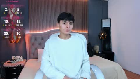 Snapshot of maxii18_ chatting on 10-24-25, 12:01 -- -- online show from 10-24-25, 12:01