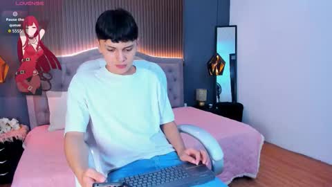 Snapshot of maxii18_ chatting on 10-31-25, 07:04 -- -- online show from 10-31-25, 07:04