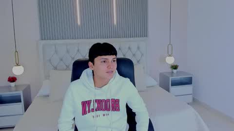 Snapshot of maxii18_ chatting on 12-02-25, 07:09 -- -- online show from 12-02-25, 07:09