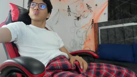 Snapshot of maximiliano_khalil chatting on 10-28-25, 08:00 Maximiliano online show from 10-28-25, 08:00