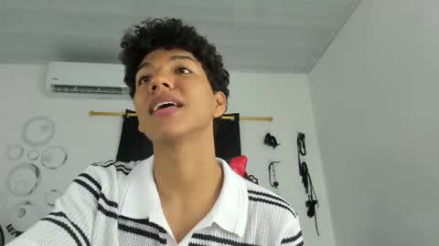 Snapshot of maximiliano_khalil chatting on 11-22-25, 07:02 Maximiliano online show from 11-22-25, 07:02