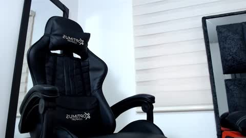 Snapshot of maximo_sebastian chatting on 02-23-25, 09:59 Maximo Sebastian online show from 02-23-25, 09:59