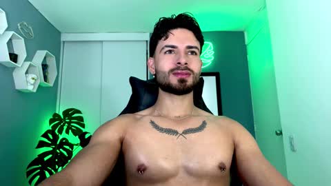 Snapshot of maxtowers chatting on 10-23-25, 11:35 Maxi online show from 10-23-25, 11:35