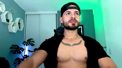 Snapshot of maxtowers chatting on 11-13-25, 03:05 Maxi online show from 11-13-25, 03:05