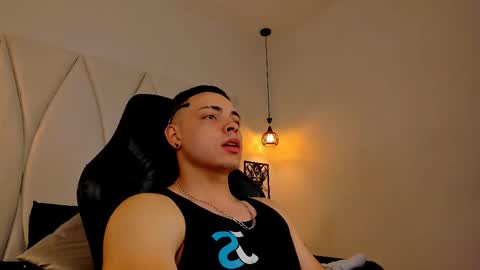 Snapshot of maxwell_dupont chatting on 02-04-25, 12:40 MAX online show from 02-04-25, 12:40