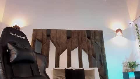 Snapshot of maxwell_dupont chatting on 02-13-25, 10:12 MAX online show from 02-13-25, 10:12