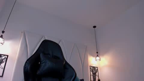 Snapshot of maxwell_dupont chatting on 02-19-25, 07:38 MAX online show from 02-19-25, 07:38