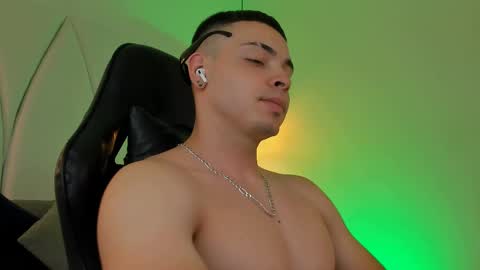 Snapshot of maxwell_dupont chatting on 03-06-25, 10:47 MAX online show from 03-06-25, 10:47