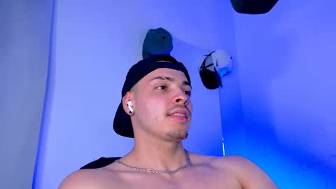 Snapshot of maxwell_dupont chatting on 10-01-25, 01:55 MAX online show from 10-01-25, 01:55