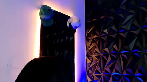 Snapshot of maxwell_dupont chatting on 10-22-25, 07:35 MAX online show from 10-22-25, 07:35