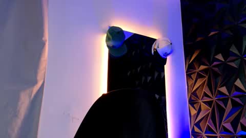 Snapshot of maxwell_dupont chatting on 10-23-25, 10:19 MAX online show from 10-23-25, 10:19