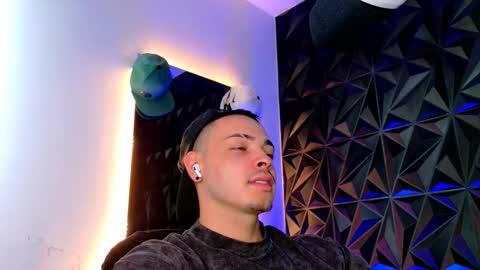 Snapshot of maxwell_dupont chatting on 10-28-25, 03:04 MAX online show from 10-28-25, 03:04