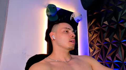 Snapshot of maxwell_dupont chatting on 10-29-25, 04:04 MAX online show from 10-29-25, 04:04