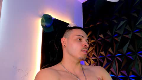 Snapshot of maxwell_dupont chatting on 10-30-25, 10:10 MAX online show from 10-30-25, 10:10