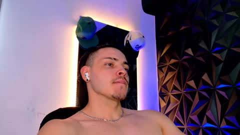 Snapshot of maxwell_dupont chatting on 11-02-25, 10:23 MAX online show from 11-02-25, 10:23