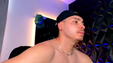 Snapshot of maxwell_dupont chatting on 11-03-25, 08:10 MAX online show from 11-03-25, 08:10