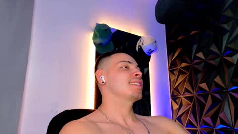 Snapshot of maxwell_dupont chatting on 11-04-25, 09:58 MAX online show from 11-04-25, 09:58