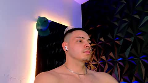 Snapshot of maxwell_dupont chatting on 11-05-25, 09:59 MAX online show from 11-05-25, 09:59