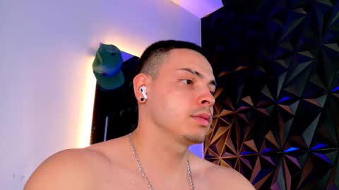 Snapshot of maxwell_dupont chatting on 11-17-25, 12:05 MAX online show from 11-17-25, 12:05