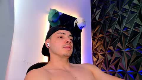 Snapshot of maxwell_dupont chatting on 11-17-25, 09:20 MAX online show from 11-17-25, 09:20