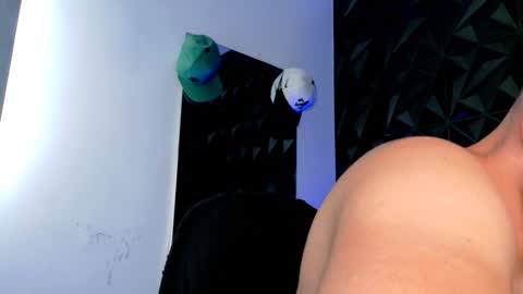 Snapshot of maxwell_dupont chatting on 11-19-25, 08:42 MAX online show from 11-19-25, 08:42