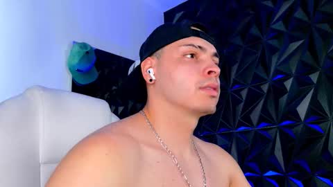 Snapshot of maxwell_dupont chatting on 11-26-25, 06:31 MAX online show from 11-26-25, 06:31