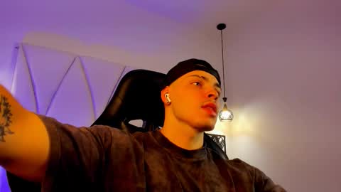 Snapshot of maxwell_dupont chatting on 12-01-25, 07:30 MAX online show from 12-01-25, 07:30