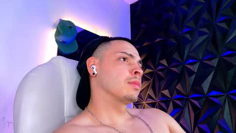 Snapshot of maxwell_dupont chatting on 12-02-25, 09:32 MAX online show from 12-02-25, 09:32