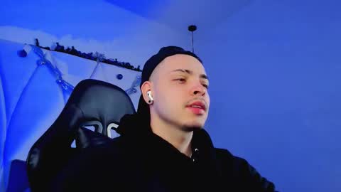 Snapshot of maxwell_dupont chatting on 12-03-25, 12:03 MAX online show from 12-03-25, 12:03