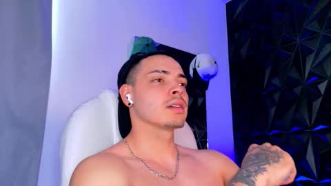 Snapshot of maxwell_dupont chatting on 12-13-25, 07:53 MAX online show from 12-13-25, 07:53